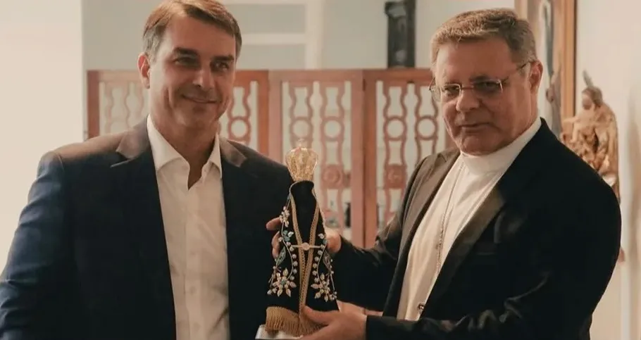 Flávio Bolsonaro recebe imagem de Nossa Senhora Aparecida do arcebispo em Brasília