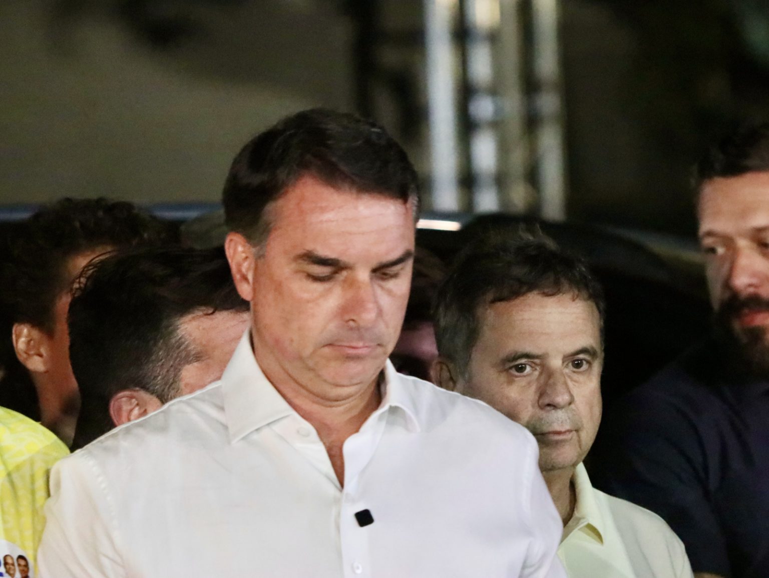 Flávio Bolsonaro recusa reconhecer vitória de Lula após racha interno