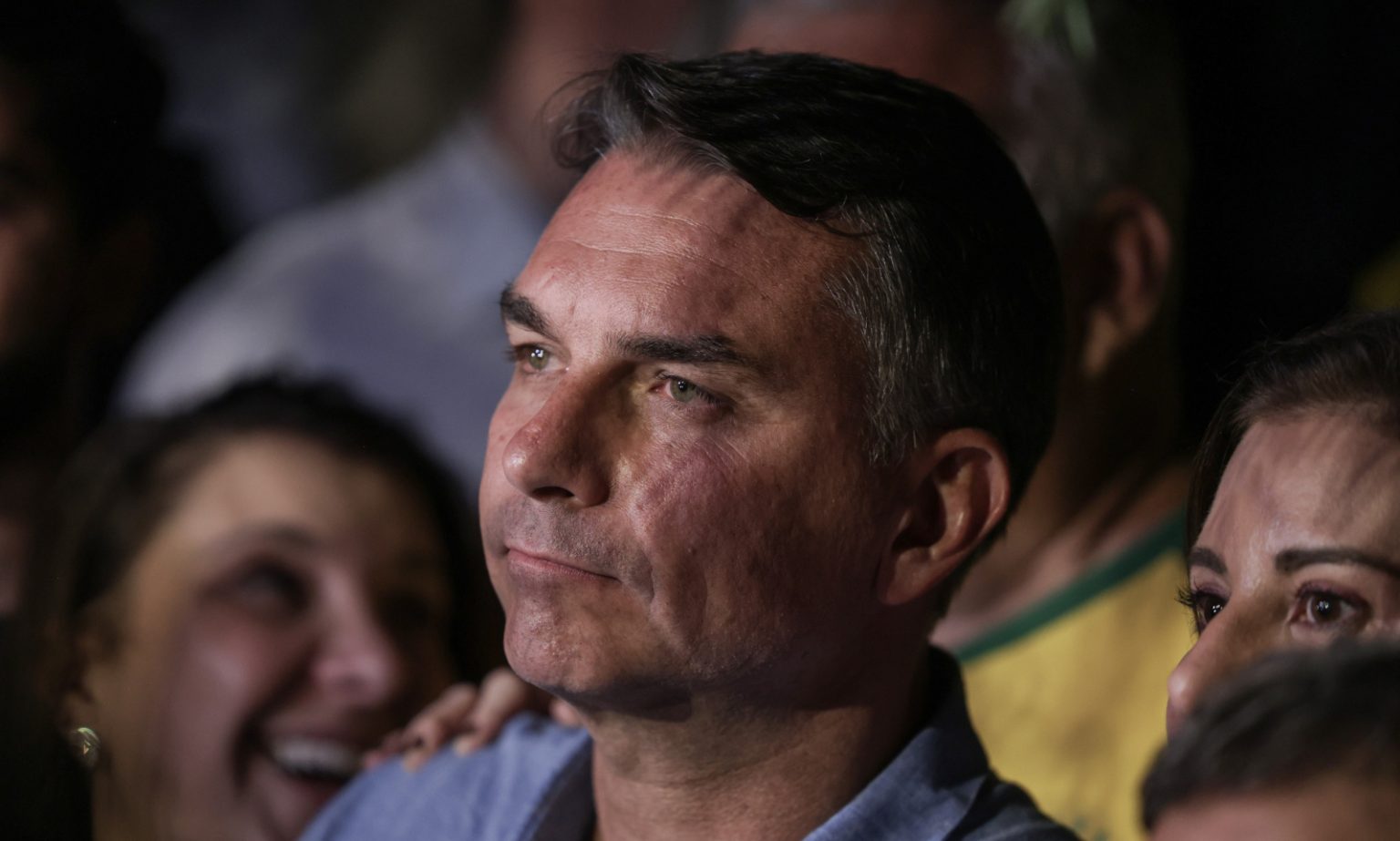 Flávio Bolsonaro vence Lula em 16 capitais; Nordeste favorece Lula