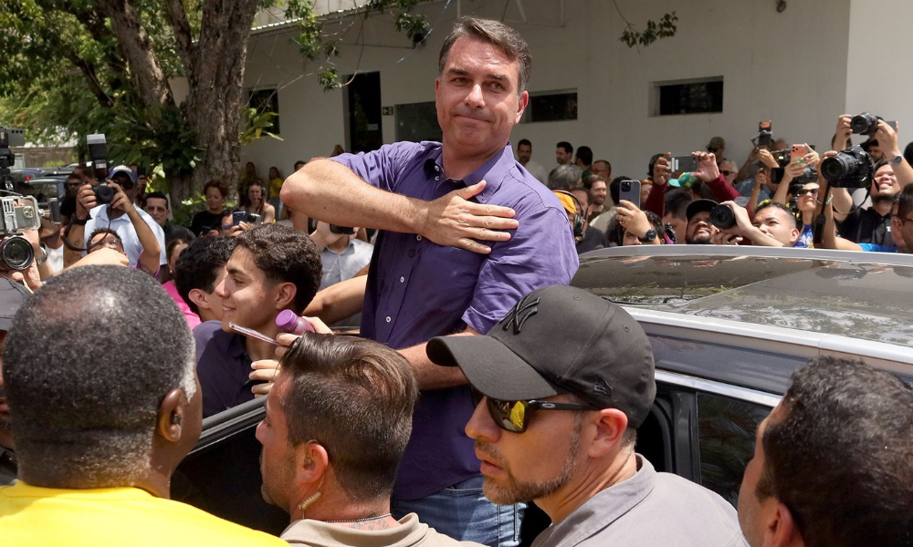 Flávio leva família Bolsonaro ao destaque e avança ao 2º turno