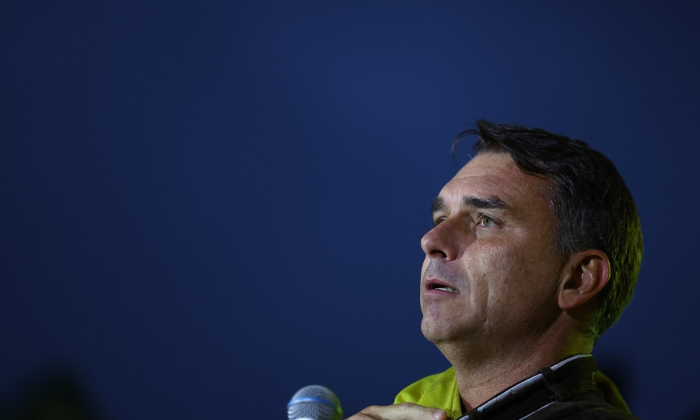 Flávio provoca Lula e acende polêmica sobre 'governo do Google'