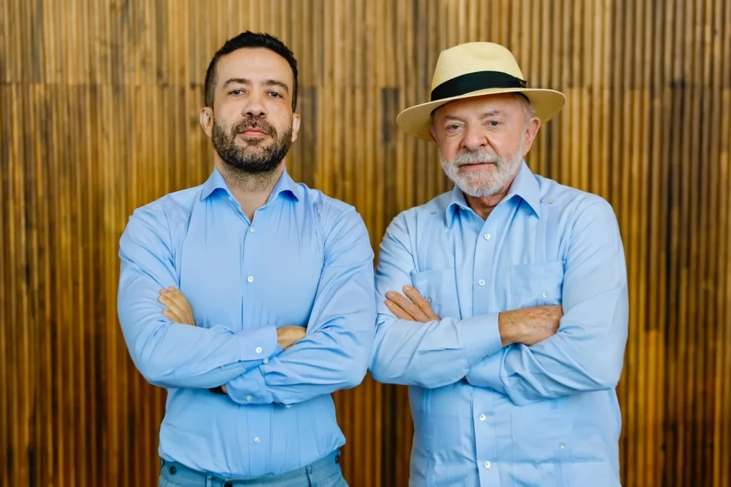 Fonteles presenteia Lula com Galaxy S26 Ultra de R$ 10,3 mil