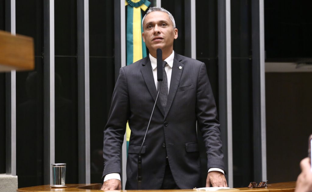 Gayer convoca aliados para 'Tropa do Flávio' e mira 2 milhões