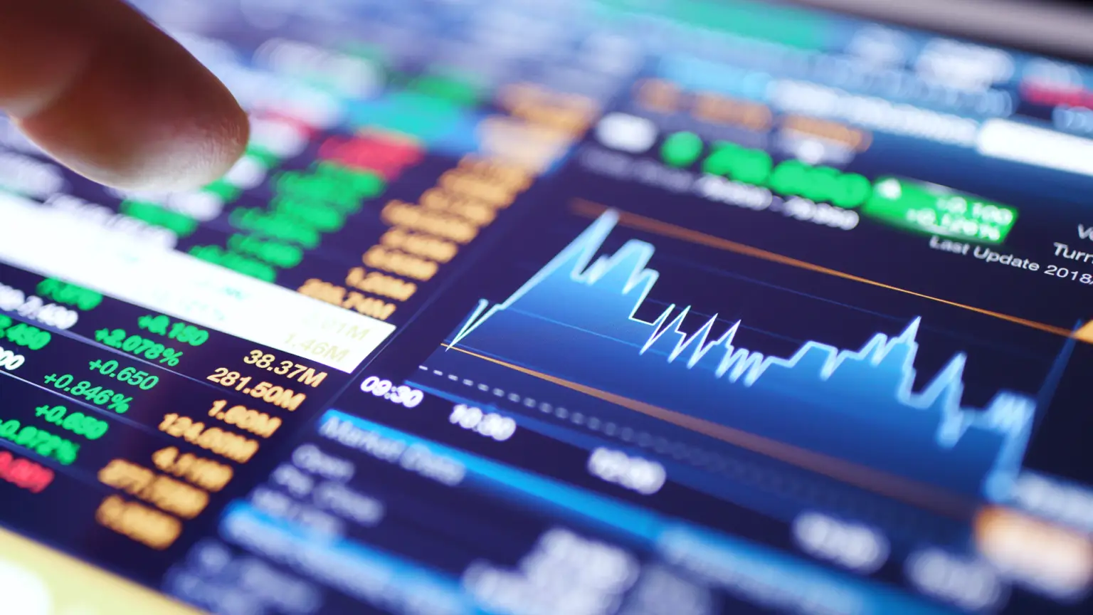 Investidores impulsionam Ibovespa; dólar recua a R$5 com Flávio na frente