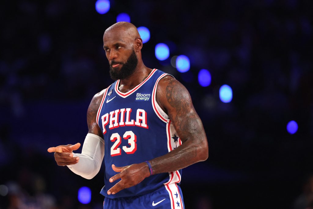LeBron ironiza ataque de Trump após críticas sobre gesto no hino