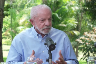 Lula anuncia ação contra suspensão de canal e critica Justiça Eleitoral