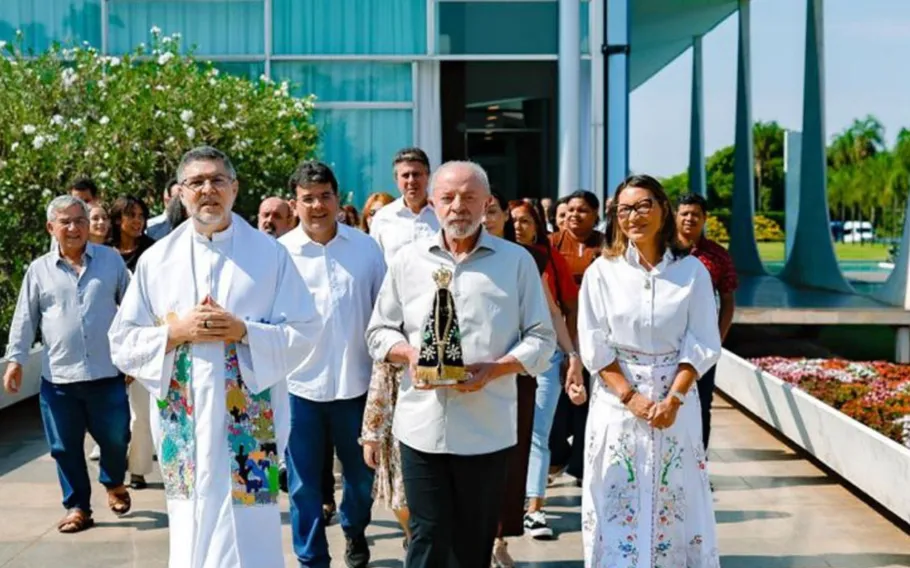 Lula enaltece Nossa Senhora Aparecida e defende programas de moradia