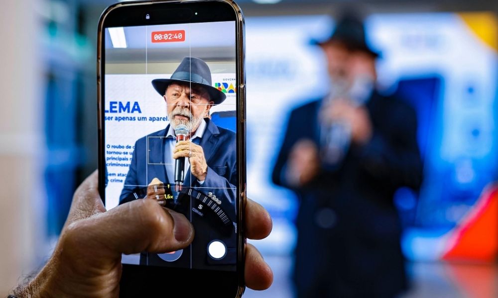 Lula muda foco para redes após gastar 2,5× mais com TV no 1º turno