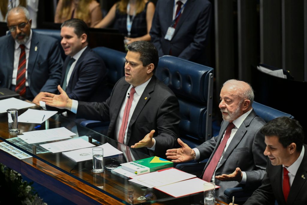 Lula sanciona perdão de dívidas e amplia limite para MEIs