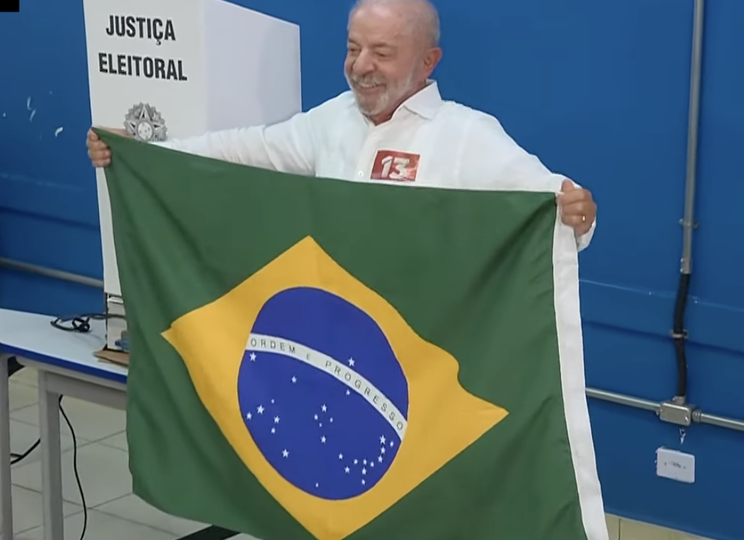 Lula vota em São Bernardo do Campo; Alckmin e ex-ministros presentes