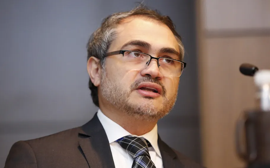 Mensagens da PF mostram Isaac Sidney defendendo Daniel Vorcaro junto ao BC