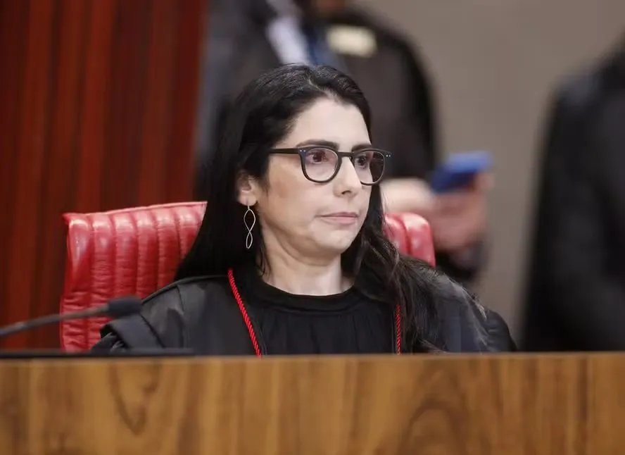 Ministra do TSE que proibiu Globo no debate gravou vídeo apoiando Lula