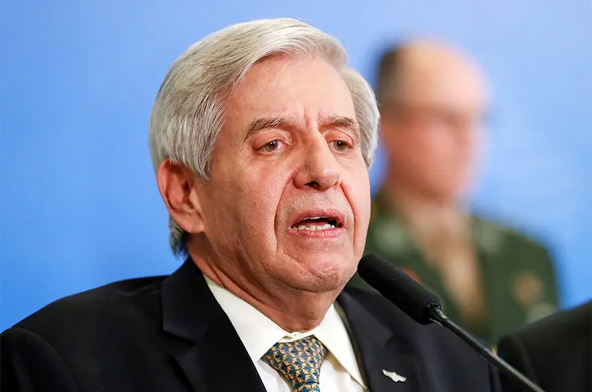 Moraes autoriza saída de Heleno para seis sessões de ondas de choque