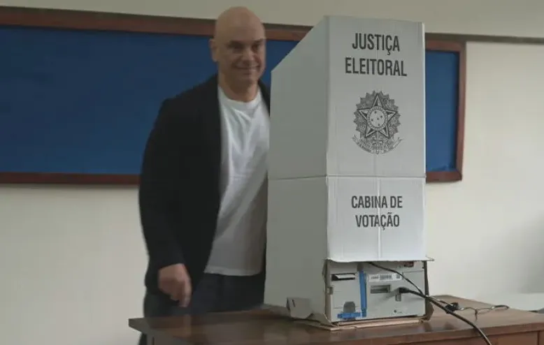 Moraes vota em SP e elogia transparência do sistema eleitoral