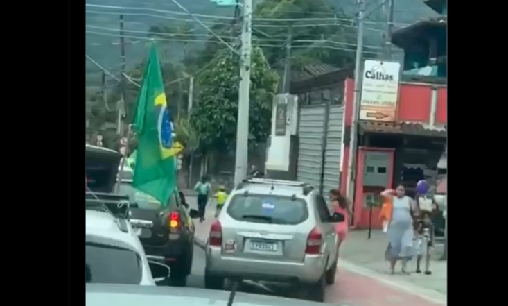 Motorista é detido após atropelar duas crianças em carreata em Ilhabela