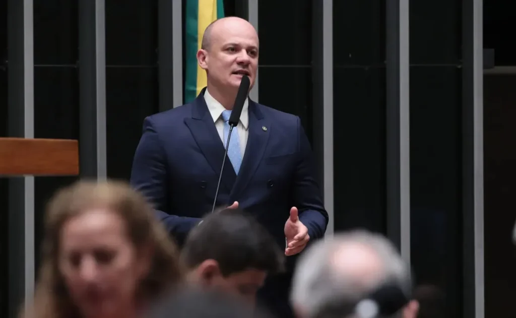 Oposição na Câmara declara apoio a Flávio Bolsonaro após pedido de asilo
