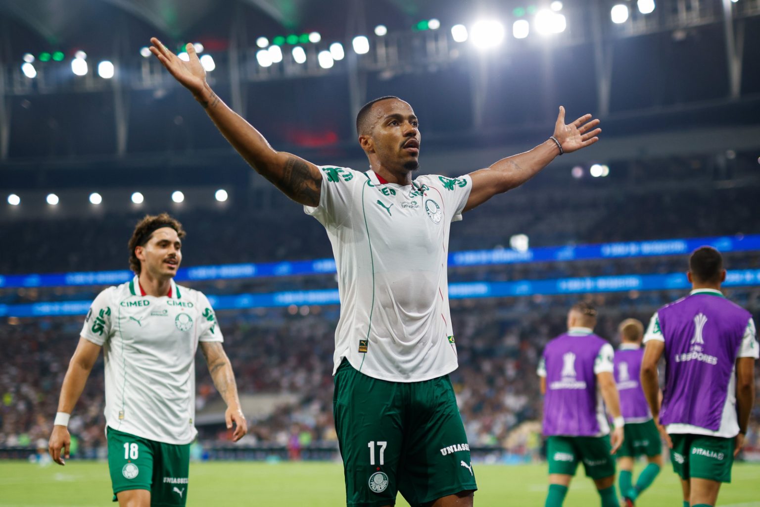 Palmeiras faz 2 a 1 no Maracanã e sai na frente do Flu
