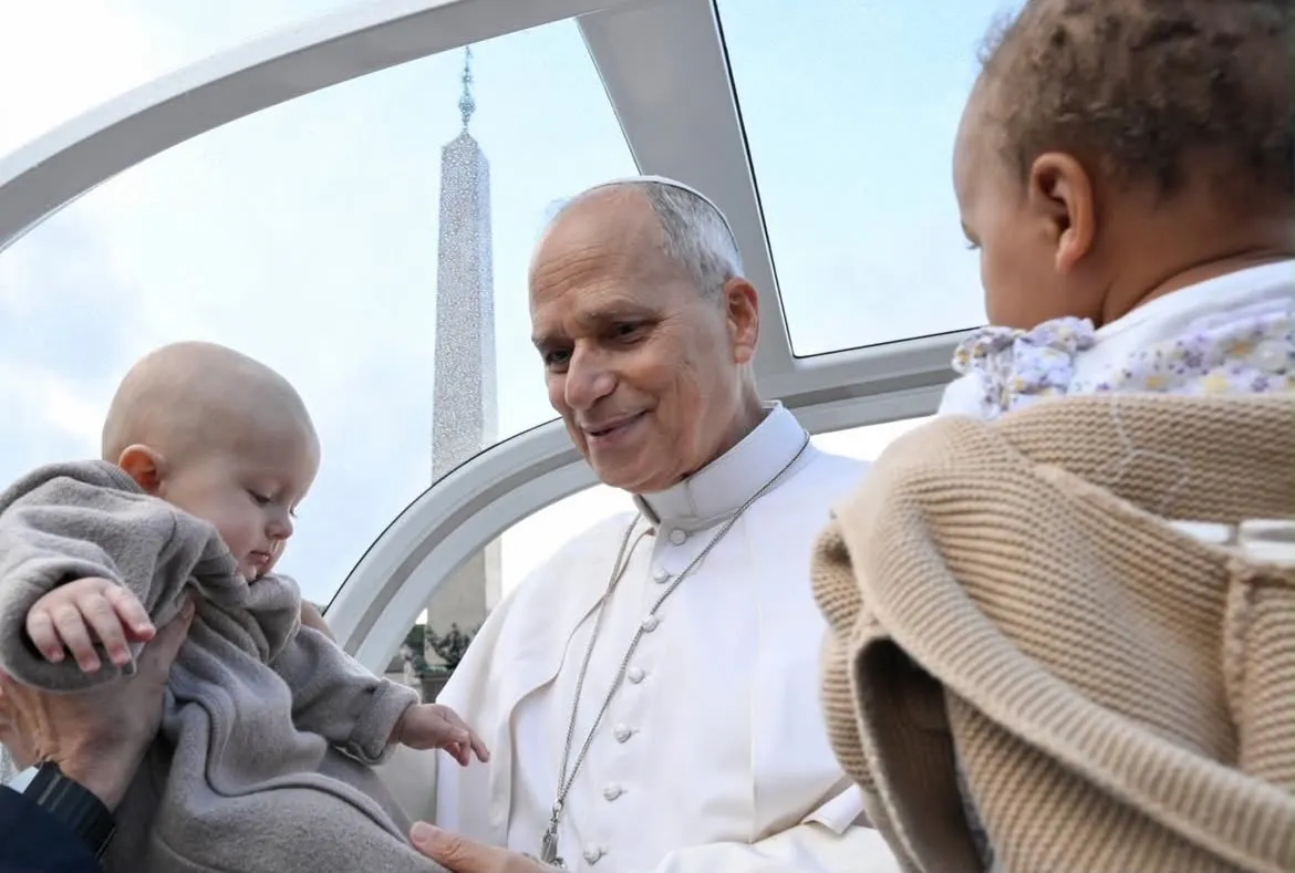 Papa Leão XIV volta ao papamóvel oito dias após cirurgia