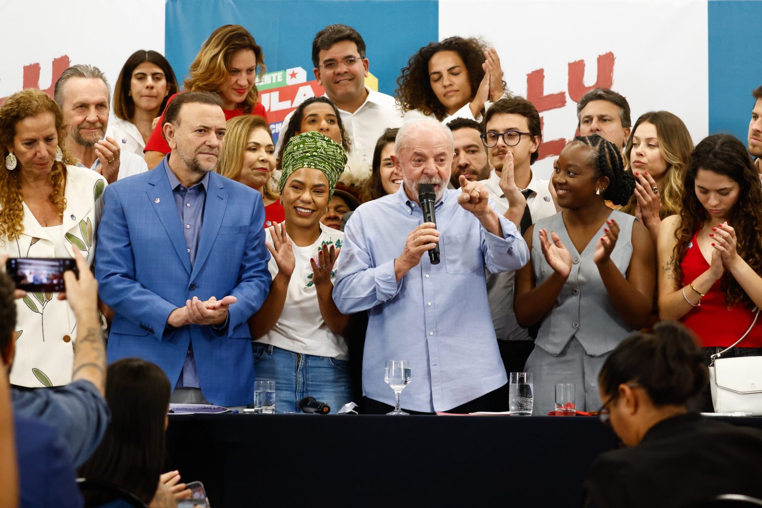PT mobiliza três frentes para virar disputa contra Flávio no 2º turno