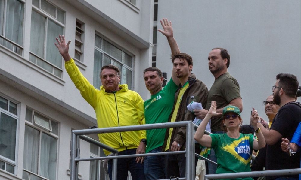 Quatro membros da família Bolsonaro vencem e garantem cadeiras no Congresso