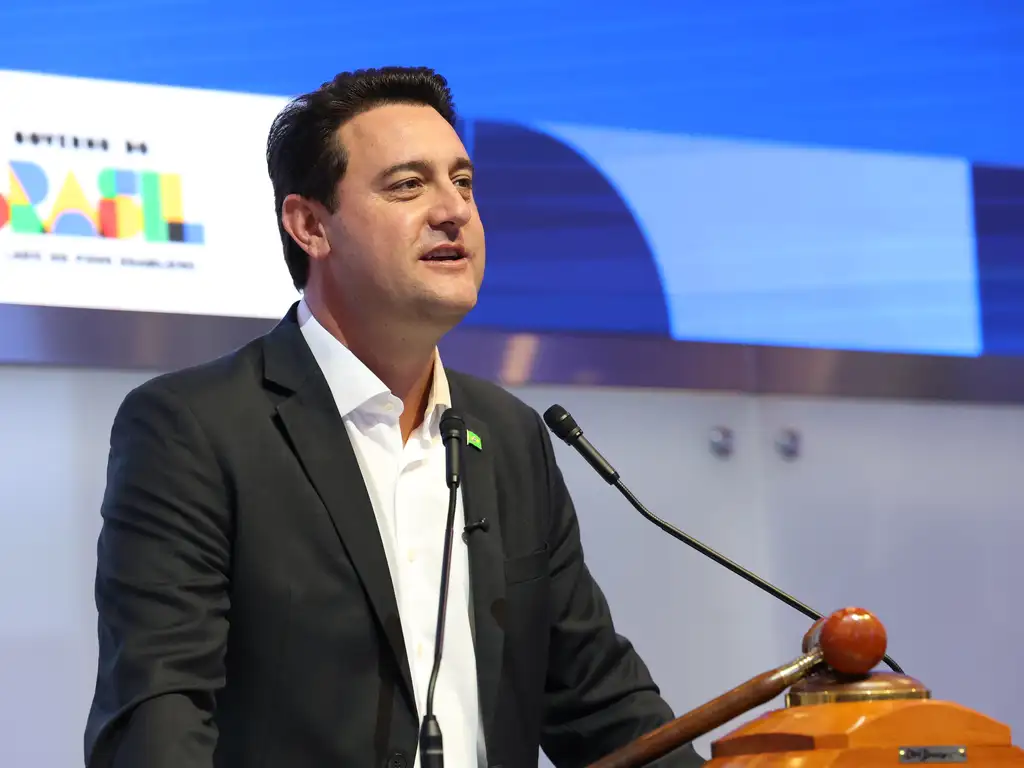 Ratinho Jr. confirma apoio a Flávio Bolsonaro no 2º turno