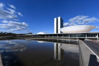 Renan assegura que Missão evitará oposição dura a Flávio Bolsonaro