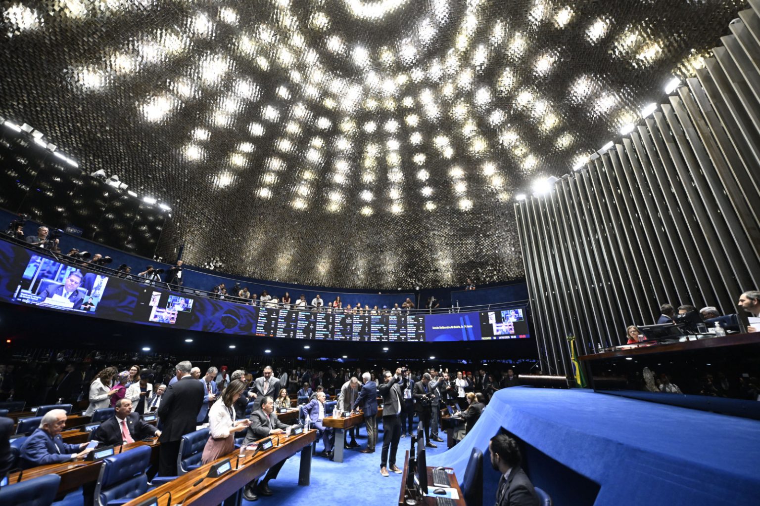 Senado acaba com escala 6×1 e limita jornada a 40 horas