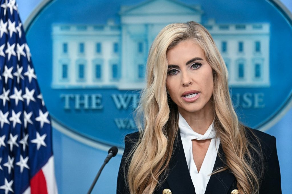 Trump demite secretária de imprensa após uma semana e polêmica sobre credenciais