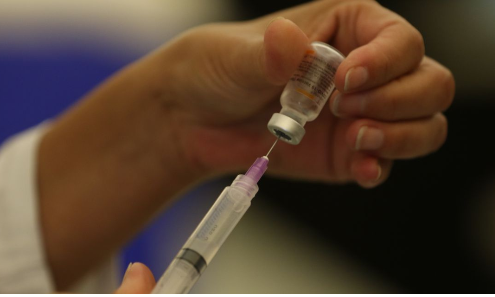 Vacina personalizada de mRNA corta 42% risco de morte ou recidiva do melanoma