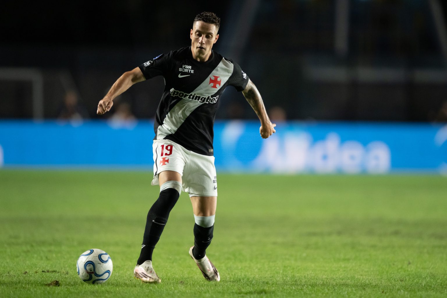 Vasco garante Maracanã para jogo com Boca após liminar favorável